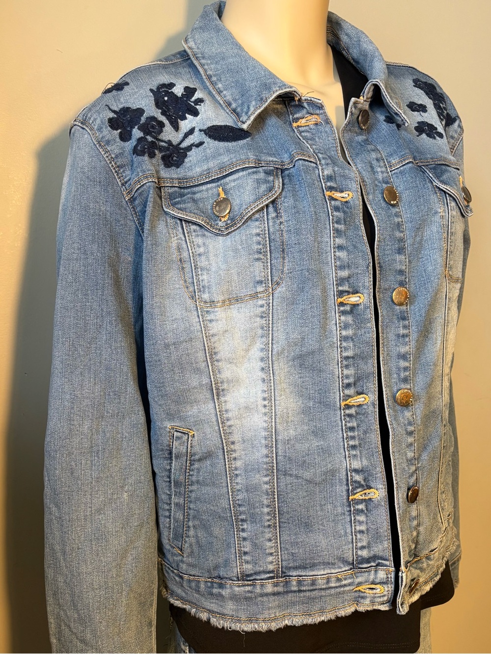 Vintage America Blues Embroidered Floral Denim Jacket Medium Frayed Boho, Sz XL.
